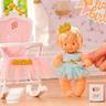 Famosa - Boneca bebé e cadeira alta basculante para o primeiro aniversário com acessórios e bolo