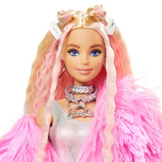 Cabelo loiro da boneca barbie usando roupa rosa estilo hip hop no