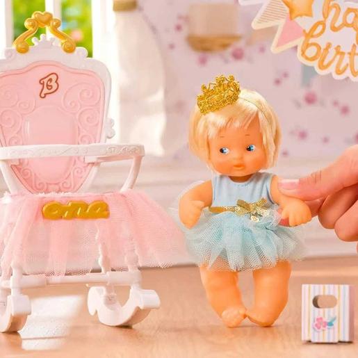 Famosa - Boneca bebé e cadeira alta basculante para o primeiro aniversário com acessórios e bolo