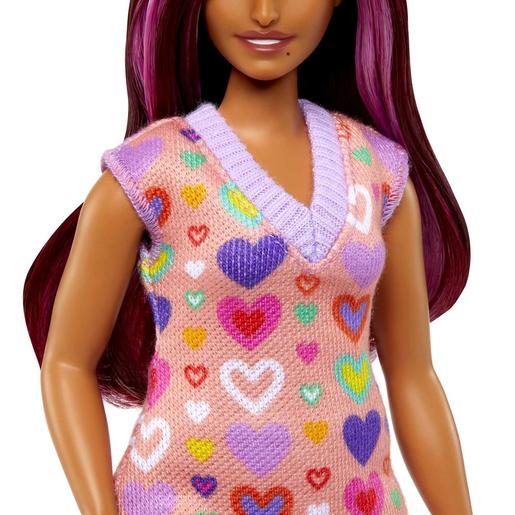 Barbie - Muñeca Fashionista con vestido de corazones y accesorios de moda ㅤ