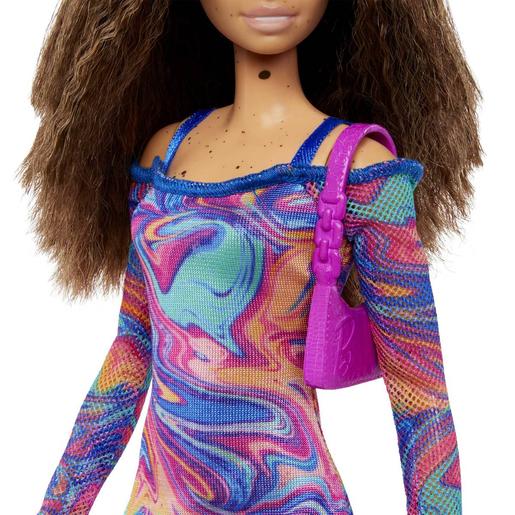Barbie - Muñeca Fashionista con vestido estampado mármol y accesorios de moda ㅤ